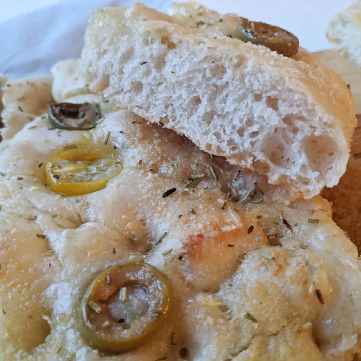 Focaccia con olivas verdes, cherrys de dos colores, parmesano y romero