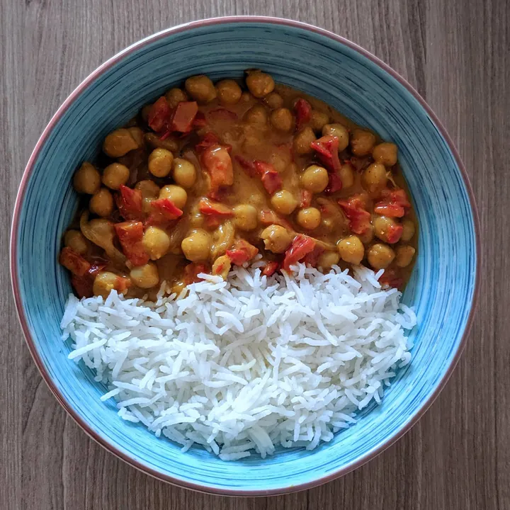 Garbanzos con coco, curry y arroz