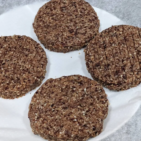 Hamburguesa de azukis, quinoa y semillas de cañamo acompañada de boniatos estilo bravas