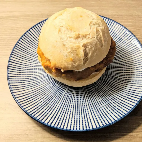 Hamburguesa vegana de patata estilo Vada con mayonesa vegana de cebollino y jengibre