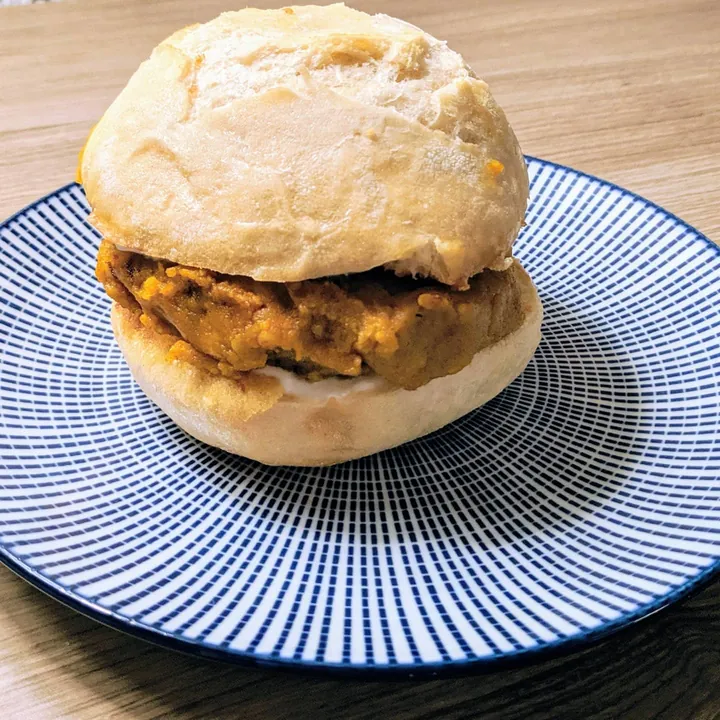 Hamburguesa vegana de patata estilo Vada con mayonesa vegana de cebollino y jengibre