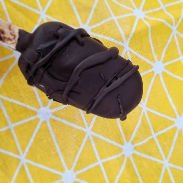 Helado de banana, cacao y crema de cacahuete con cobertura de chocolate negro