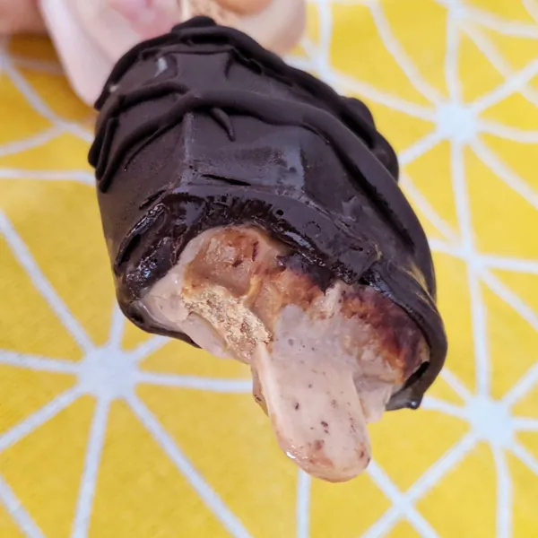 Helado de banana, cacao y crema de cacahuete con cobertura de chocolate negro