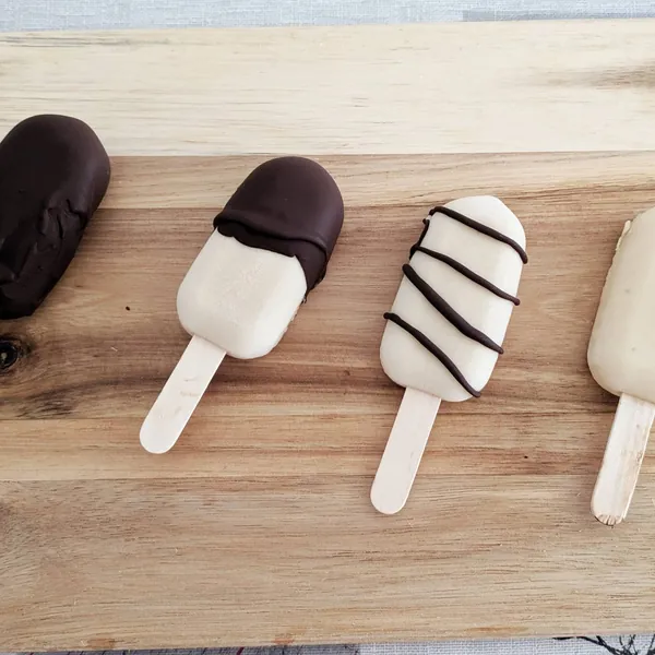 Helado vegano de banana, yogur de mango y crema de anacardos con cobertura de chocolate (sin azúcar añadido)