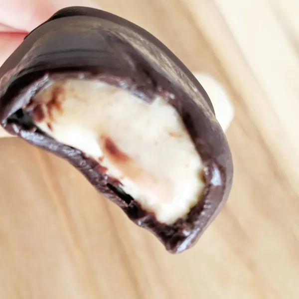 Helado vegano de banana, yogur de mango y crema de anacardos con cobertura de chocolate (sin azúcar añadido)