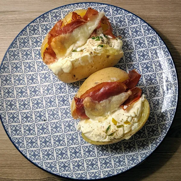 Jacket potatoes con sour cream, jamón serrano y queso Pok