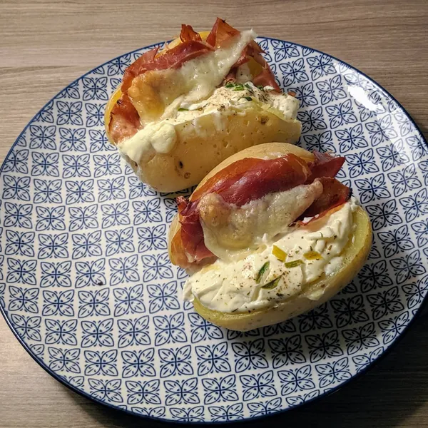 Jacket potatoes con sour cream, jamón serrano y queso Pok