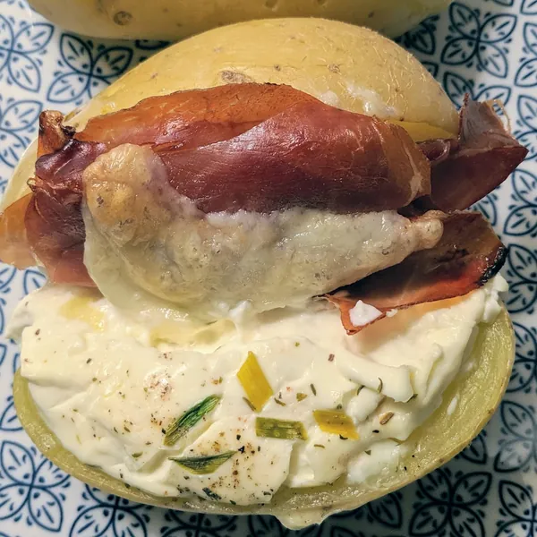 Jacket potatoes con sour cream, jamón serrano y queso Pok