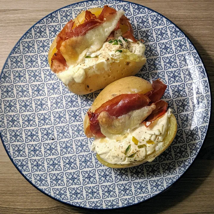 Jacket potatoes con sour cream, jamón serrano y queso Pok
