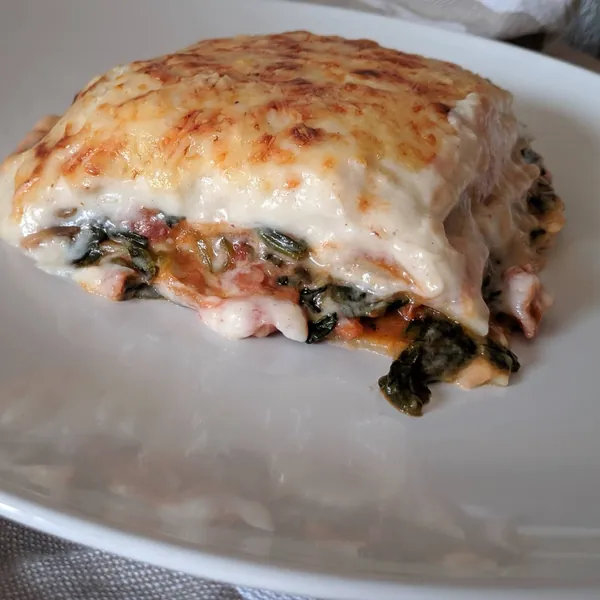 Lasaña de espinacas y champiñones con jamón y bacon