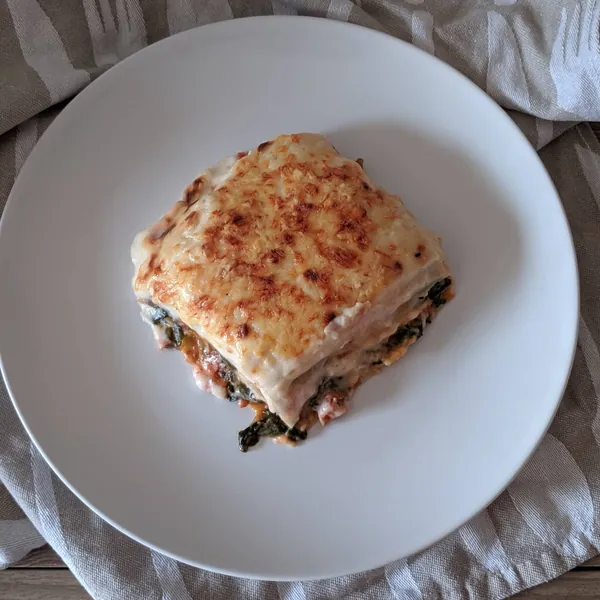 Lasaña de espinacas y champiñones con jamón y bacon