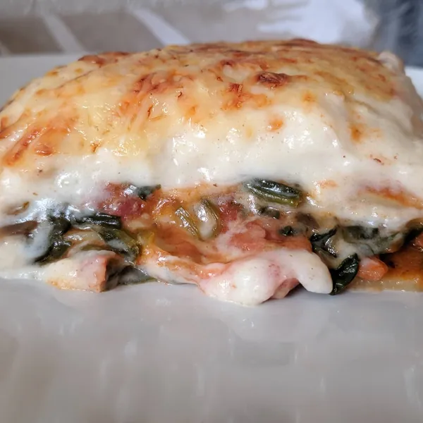 Lasaña de espinacas y champiñones con jamón y bacon