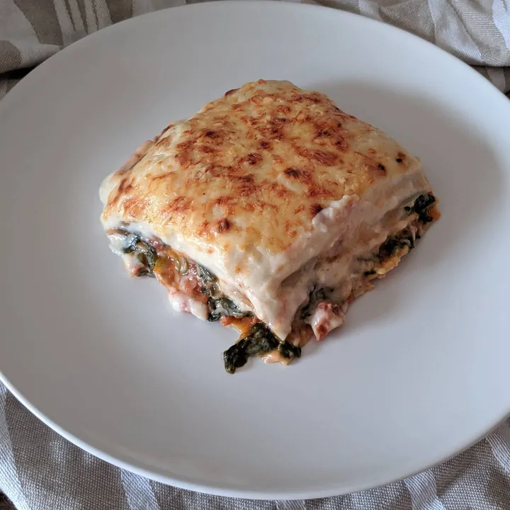 Lasaña de espinacas y champiñones con jamón y bacon