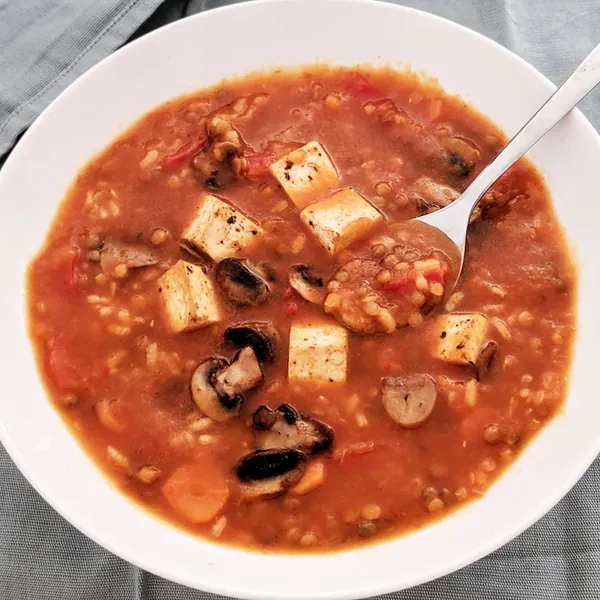 Lentejas de dos colores con verduras, arroz y tofu salteado con champiñones