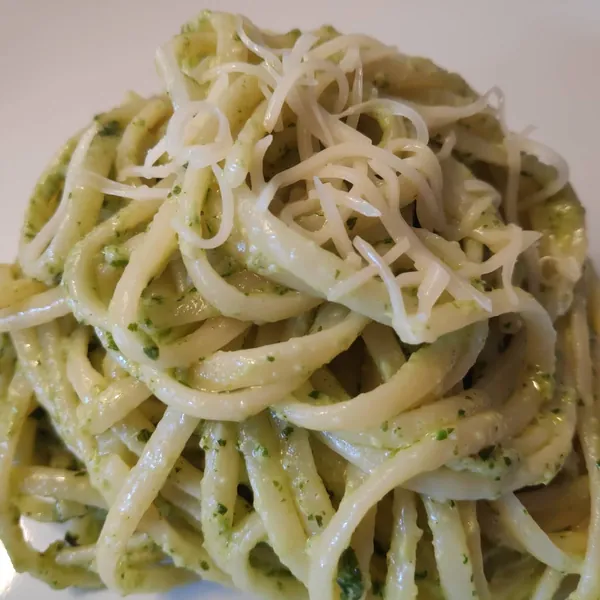 Linguine al pesto de rulo de cabra