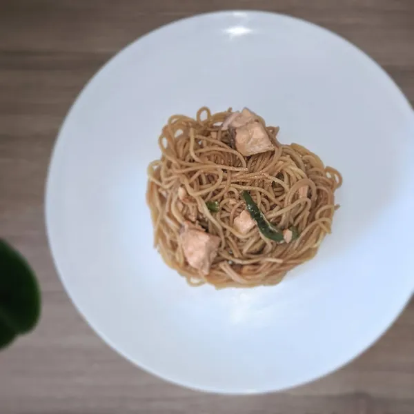 Mezclum de espaguetis con salmón teriyaki