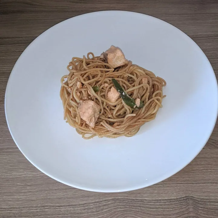 Mezclum de espaguetis con salmón teriyaki