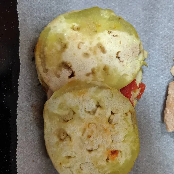 Milhojas de lomo, berenjena y queso