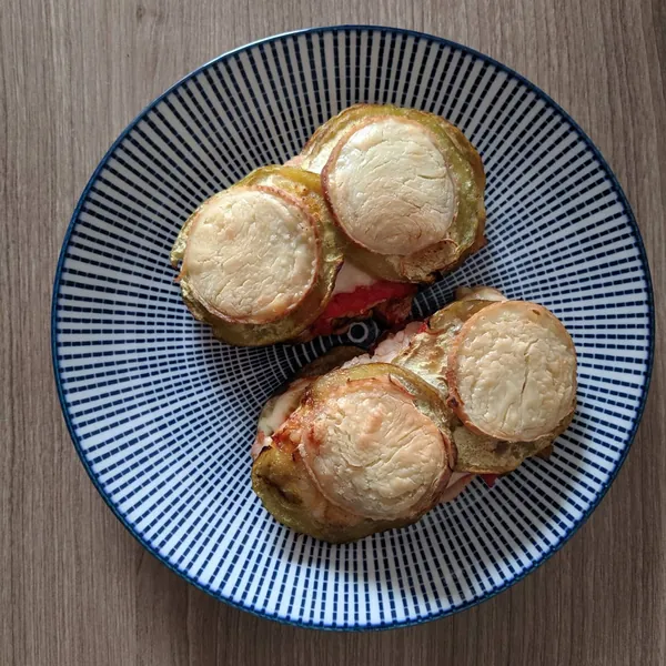 Milhojas de lomo, berenjena y queso