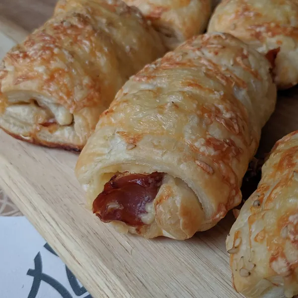 Napolitanas de hojaldre con jamón serrano y queso gouda viejo
