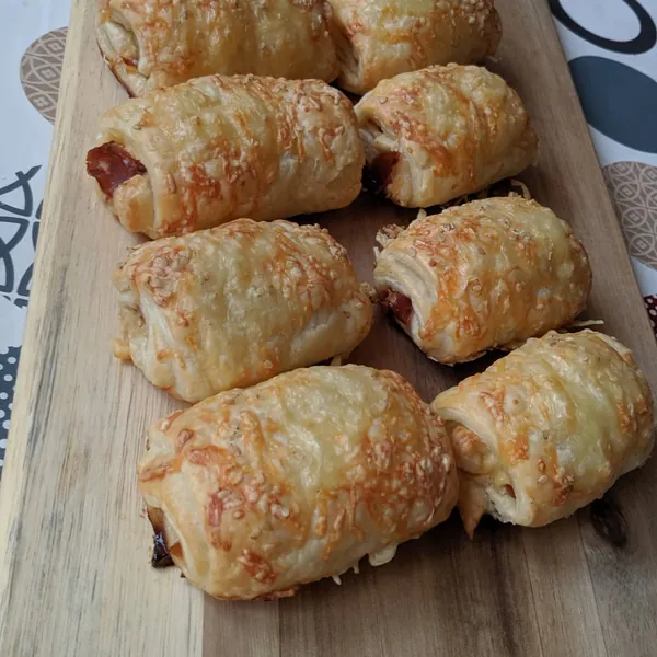 Napolitanas de hojaldre con jamón serrano y queso gouda viejo