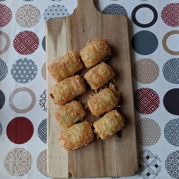 Napolitanas de hojaldre con jamón serrano y queso gouda viejo