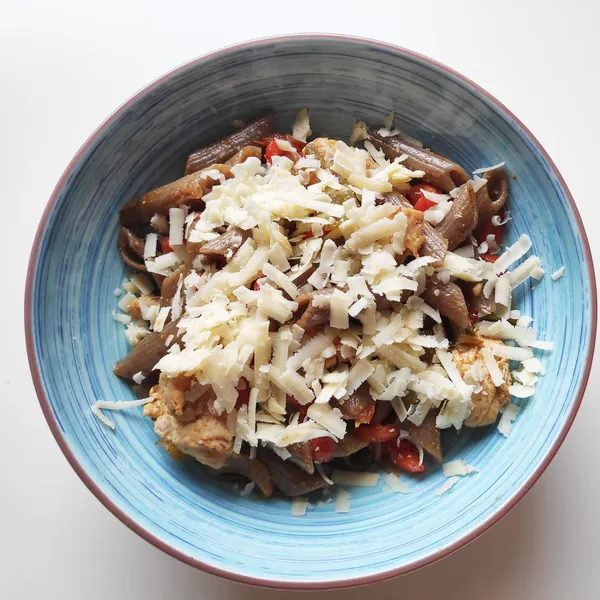 Penne de trigo sarraceno con pollo estilo fajita