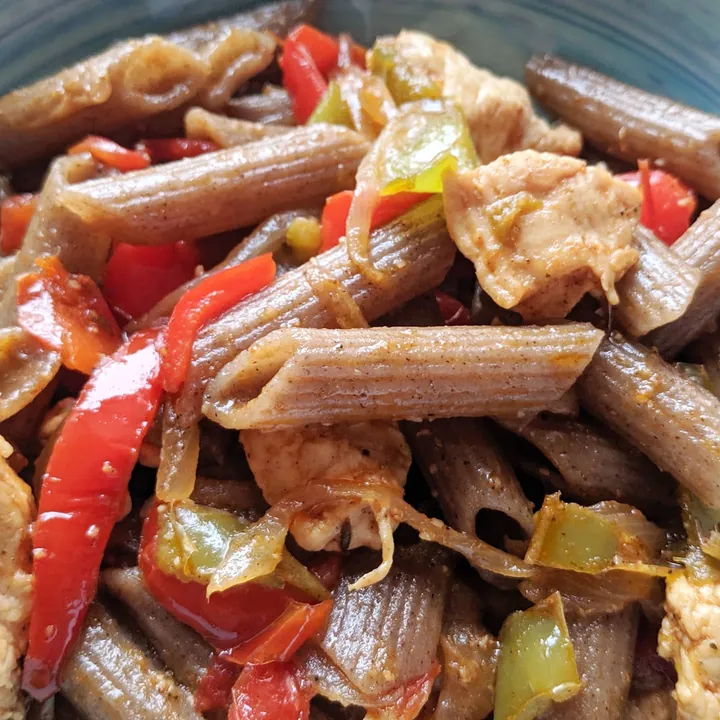 Penne de trigo sarraceno con pollo estilo fajita