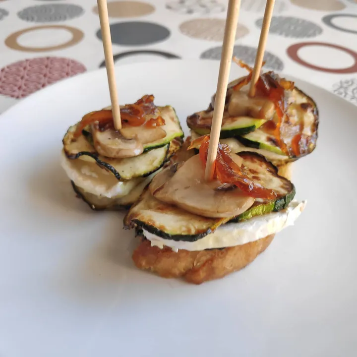 Courgette, goat's cheese, mushroom and caramelised onion pinchos
