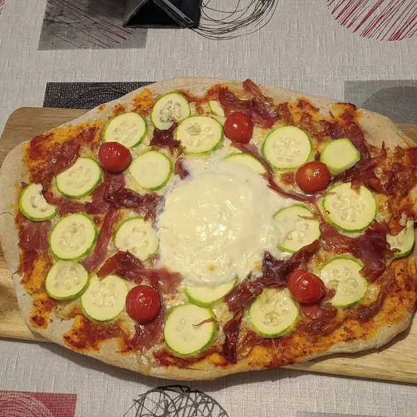 Courgette, ham, burrata and cherry tomato pizza