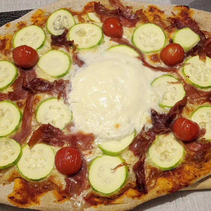 Courgette, ham, burrata and cherry tomato pizza