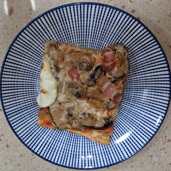 Creamy mushroom pizza