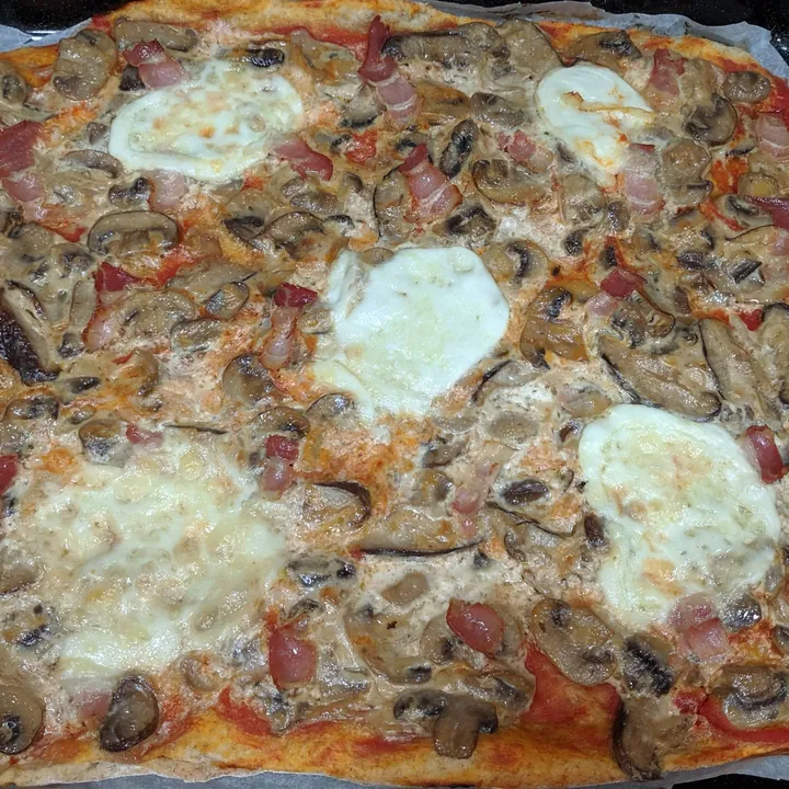 Creamy mushroom pizza