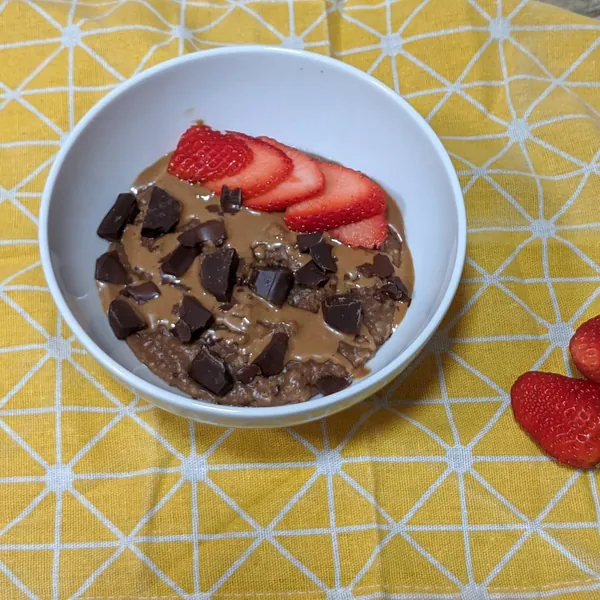 Porridge de avena doble chocolate con crema de avellanas y fresas