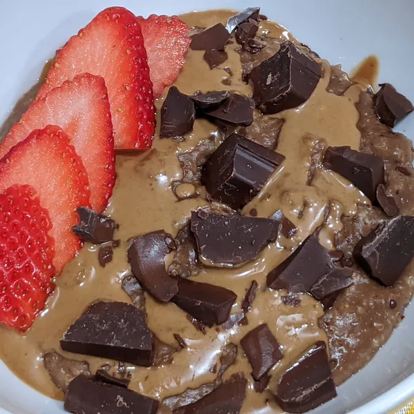 Porridge de avena doble chocolate con crema de avellanas y fresas