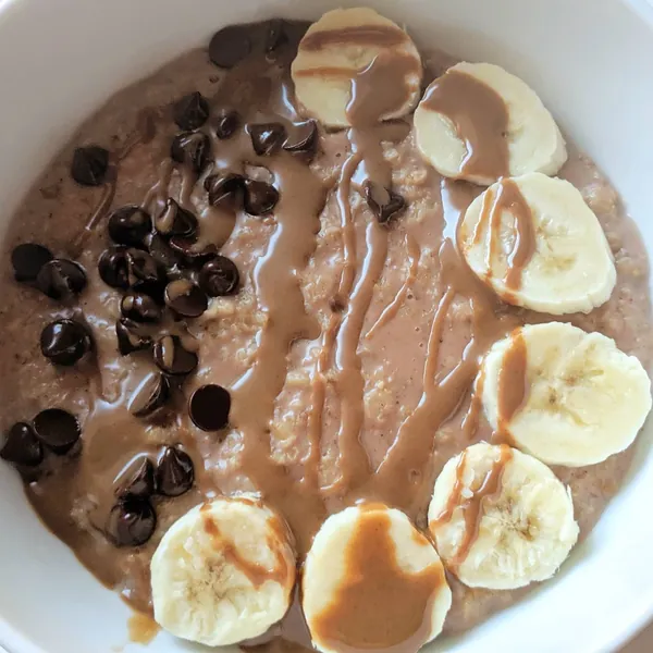 Porridge de cacao con trocitos de chocolate, banana y crema de avellanas