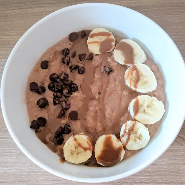 Porridge de cacao con trocitos de chocolate, banana y crema de avellanas