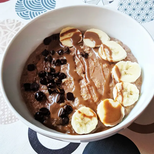 Porridge de cacao con trocitos de chocolate, banana y crema de avellanas