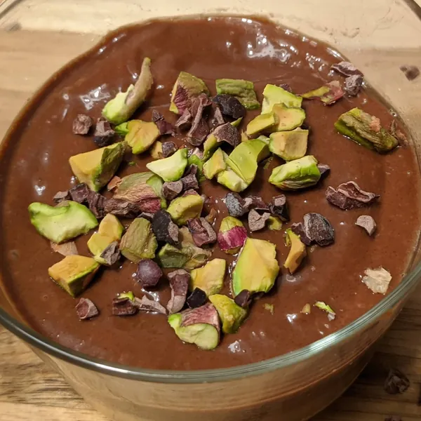 Postre saludable de chocolate, caqui, avellana, galleta y café
