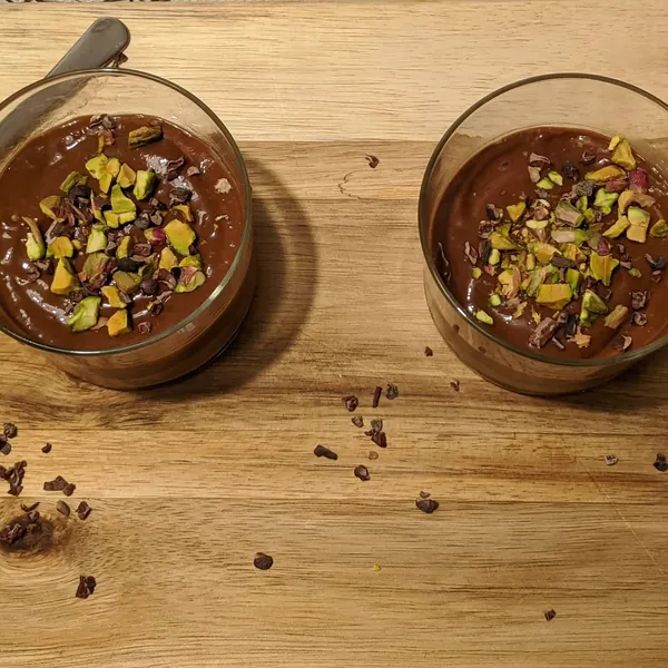 Postre saludable de chocolate, caqui, avellana, galleta y café