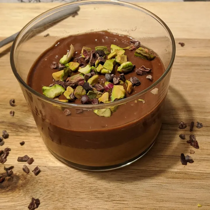 Postre saludable de chocolate, caqui, avellana, galleta y café