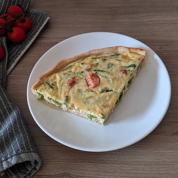 Quiche de espárragos trigueros, bacon y tomatitos cherry
