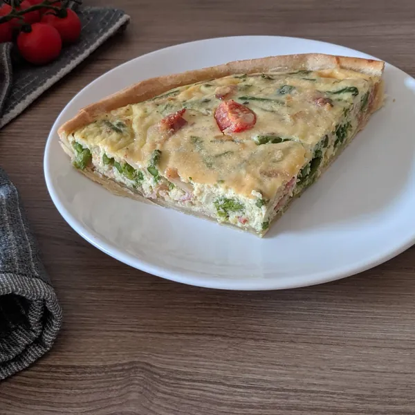 Quiche de espárragos trigueros, bacon y tomatitos cherry