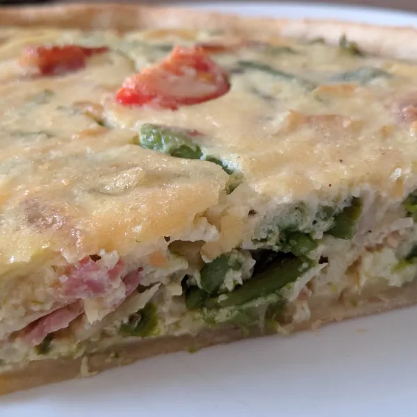 Quiche de espárragos trigueros, bacon y tomatitos cherry