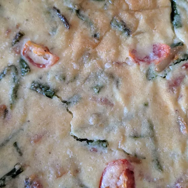 Quiche de espárragos trigueros, bacon y tomatitos cherry