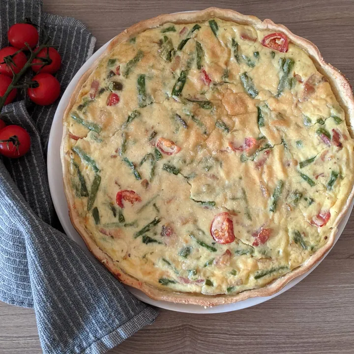 Quiche de espárragos trigueros, bacon y tomatitos cherry
