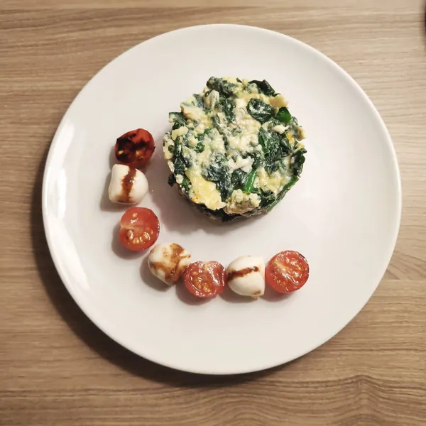 Revuelto de huevo, espinacas y queso feta