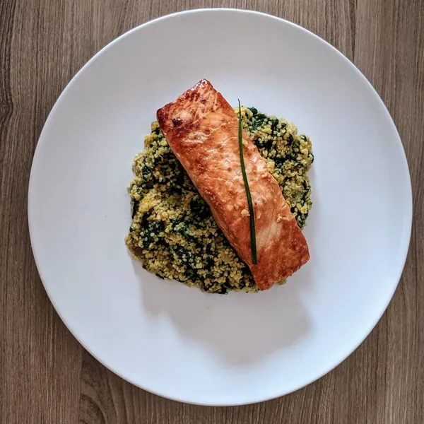 Salmón a la soja y miel acompañado de cous-cous con espinaca y berenjena
