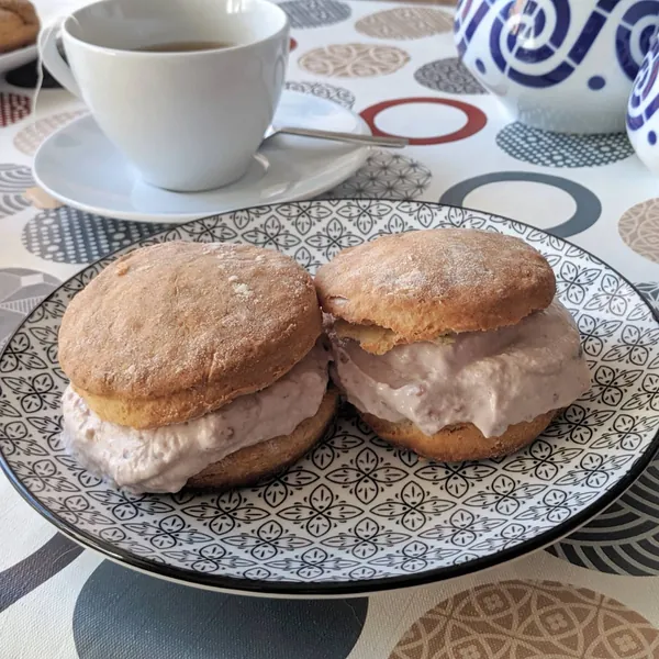 Scones de miel con crema de mascarpone y cerezas