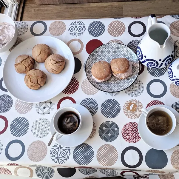 Scones de miel con crema de mascarpone y cerezas
